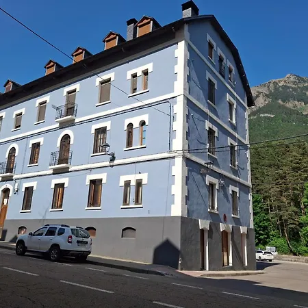 Apartamento Apartamento REFORMADO -75m - VISTAS a la montaña y al rio - Wifi - TRASTERO en planta calle - Junto a Parking publico Canfranc