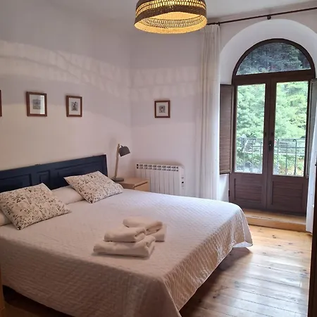 Apartamento REFORMADO -75m - VISTAS a la montaña y al rio - Wifi - TRASTERO en planta calle - Junto a Parking publico Apartamento Canfranc